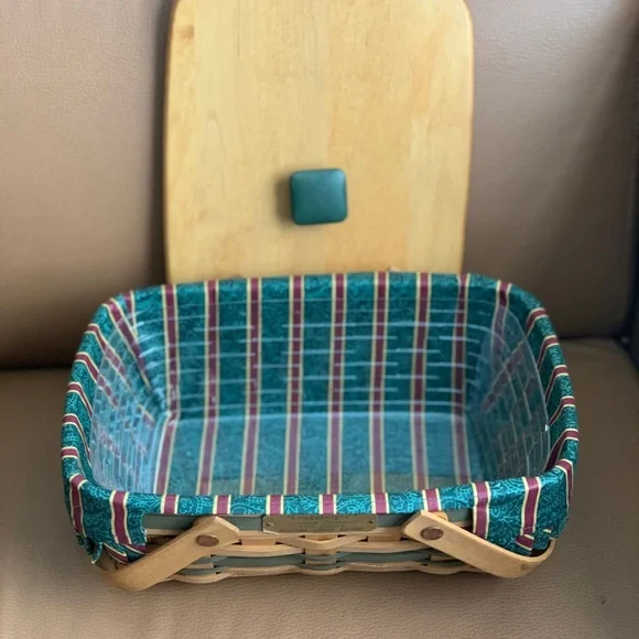 Longaberger Basket with Lid - Picture 3 of 6